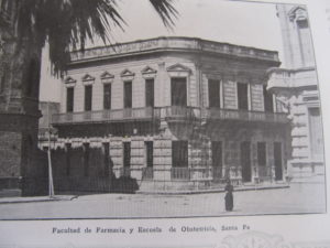 Fotografía extraída del  libro “La Provincia de Santa Fe en el Centenario de la Independencia Argentina 1816-1916”. Eduardo Guidotti Villafañe, Director. Imprenta Rosso, Buenos Aires. Casa: pag. 195; Alumnas pag. 197