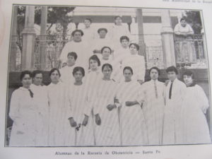 Fotografía extraída del  libro “La Provincia de Santa Fe en el Centenario de la Independencia Argentina 1816-1916”. Eduardo Guidotti Villafañe, Director. Imprenta Rosso, Buenos Aires. Casa: pag. 195; Alumnas pag. 197