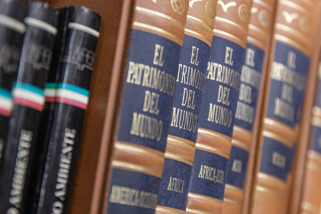 Tomos de la enciclopedia El patrimonio del mundo en un estante de la Biblioteca Muttis